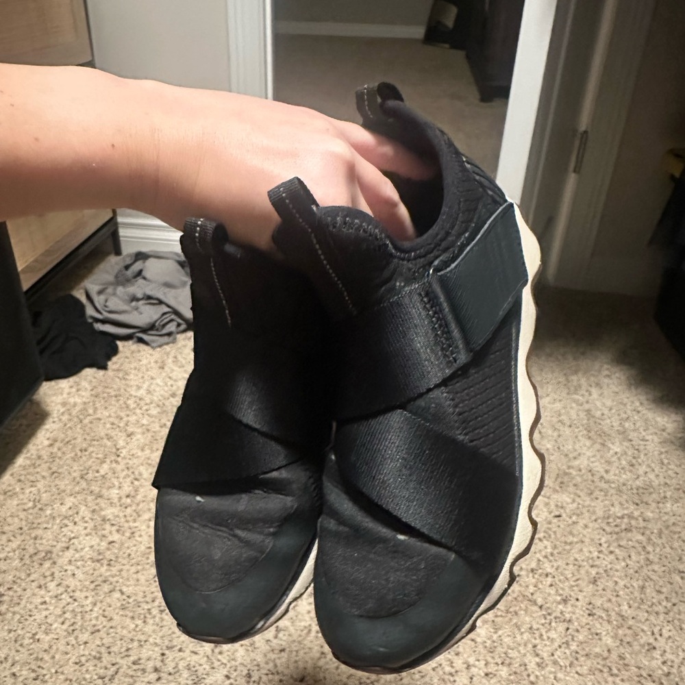 Sorel Size 6 Women’s Kinetic Sneak Black Sneakers Adjustable Strap Shoes Low Top - Picture 9 of 13